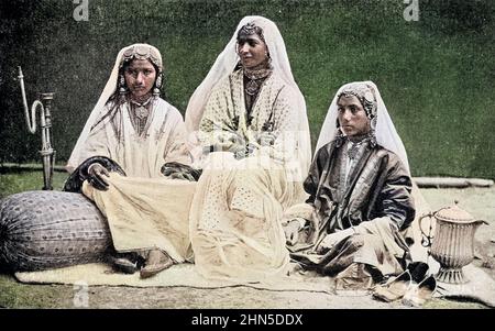 Nautch girls of Kashmir der nautch (was "Tanz" oder "Tanz" bedeutet) war ein beliebter Hofentanz, der von Mädchen (bekannt als "nautch girls") in Indien aufgeführt wurde. Die Kultur der darstellenden Kunst des nautch stieg zu Prominenz während der späteren Zeit des Mogulreiches, Und die Herrschaft der East India Company.[2] im Laufe der Zeit reiste der Nautch außerhalb der Grenzen der kaiserlichen Höfe der Moguln, der Paläste der Nawabs und der fürstlichen Staaten, Und die höheren Staffeln der Beamten des britischen Raj, zu den Orten der kleineren Zamindars. Aus dem Buch "die lebenden Rassen der Menschheit" Vol 1 von Henry Stockfoto