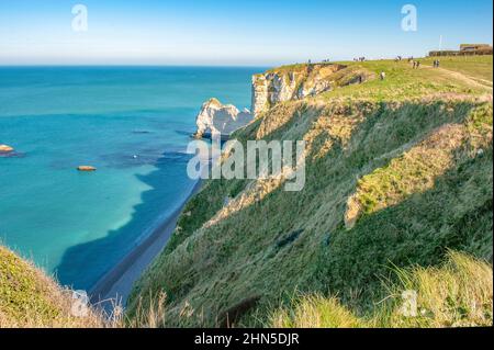 Die Klippen der Alabasterküste (Côte d'Albâtre) bei Étretat. Der Küstenpfad „Sentier Littoral“ folgt der Küste des hoch aufragenden kalkkliffs Stockfoto