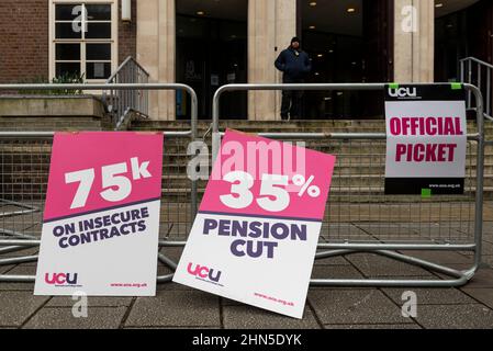 London, Großbritannien. 14. Februar 2022. Die Streikposten vor der School of Oriental and African Studies (SOAS), die zur University of London gehört, wo Universitätspersonal und Mitglieder der University and College Union (UCU) gegen Kürzungen der Renten streiten. Kredit: Stephen Chung / Alamy Live Nachrichten Stockfoto