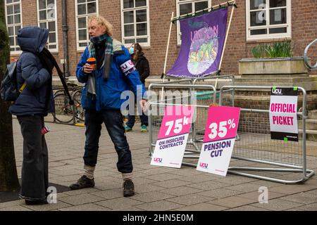 London, Großbritannien. 14. Februar 2022. Die Streikposten vor der School of Oriental and African Studies (SOAS), die zur University of London gehört, wo Universitätspersonal und Mitglieder der University and College Union (UCU) gegen Kürzungen der Renten streiten. Kredit: Stephen Chung / Alamy Live Nachrichten Stockfoto