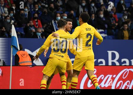 Barcelona, Spanien. 13th. Februar 2022. BARCELONA - 13. FEBRUAR: Pedri, Dest und Gave von Barcelona feiert nach einem Tor während des La Liga-Spiels zwischen RCD Espanyol und Barcelona am 13. Februar 2022 im RCDE-Stadion in Barcelona, Spanien. (Foto von Sara Aribó/PxImages) Credit: Px Images/Alamy Live News Stockfoto