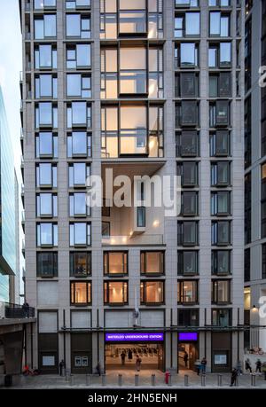 Höhe der Victoria Street in der Abenddämmerung mit Wintergarten. 8-13 Casson Square, London, Großbritannien. Architekt: Patel Taylor Architects, 2022. Stockfoto