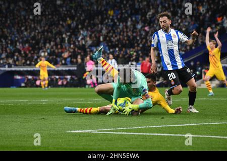 Barcelona, Spanien. 13th. Februar 2022. BARCELONA - 13. FEBRUAR: Diego Lopez von RCD Espanyol kontrolliert den Ball während des La Liga-Spiels zwischen RCD Espanyol und Barcelona am 13. Februar 2022 im RCDE-Stadion in Barcelona, Spanien. (Foto von Sara Aribó/PxImages) Credit: Px Images/Alamy Live News Stockfoto