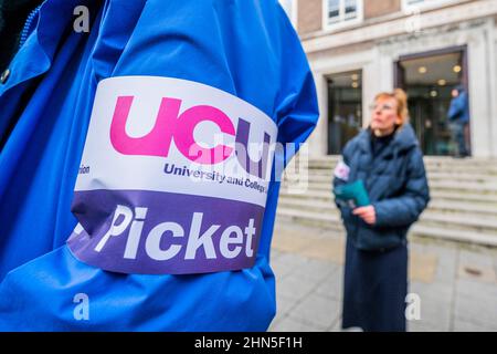 London, Großbritannien. 14th. Februar 2022. Vier kämpft eine Gewerkschaft - Eine Streiklinie außerhalb von SOAS und UCL, während Dozenten streiken, weil sie sich „am Bruchpunkt“ befinden. Sie machen sich Sorgen über geschlechtsspezifische, ethnische Zugehörigkeit, Renten- und Erwerbslücken, unsichere Arbeitsplätze und steigende Arbeitslasten. Kredit: Guy Bell/Alamy Live Nachrichten Stockfoto