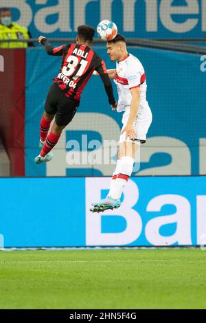 Von links nach rechts Amine ADLI (LEV) gegen Konstantinos MAVROPANOS (S), Aktion, Duelle, Header, Header Duel, Fußball 1st Bundesliga, Spieltag 22nd, Bayer 04 Leverkusen (LEV) - VfB Stuttgart (S) 4: 2, am 12,02 .2022 in der BayArena Leverkusen. #Die DFL-Vorschriften verbieten die Verwendung von Fotos als Bildsequenzen und/oder quasi-Video # Â Stockfoto