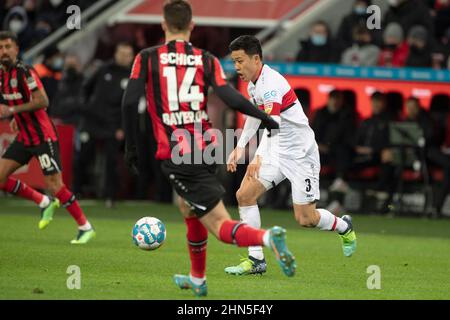 KEINE VERKÄUFE IN JAPAN! Wataru ENDO (S) gegen Patrik SCHICK (LEV) Fußball 1st Bundesliga, 22nd Spieltag, Bayer 04 Leverkusen (LEV) - VfB Stuttgart (S), am 12th. Februar 2022 in der BayArena Leverkusen. #Die DFL-Vorschriften verbieten die Verwendung von Fotos als Bildsequenzen und/oder quasi-Video # Stockfoto