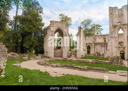 Im Seinetal gilt die Abtei Jumièges als eine der schönsten Ruinen Frankreichs, hier die église Notre-Dame Stockfoto