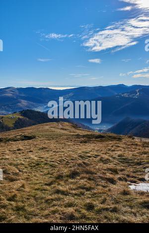 Blauer Himmel Horizont auf einer Berglandschaft im Winter Stockfoto