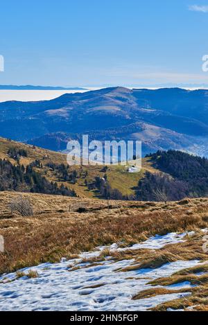 Blauer Himmel Horizont auf einer Berglandschaft im Winter Stockfoto