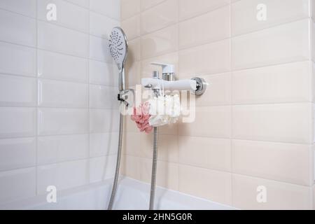 Interieur eines modernen Duschkopfes in einem Badezimmer zu Hause. Modernes Bad-Design. Weiße Badewanne, Duschkopf Stockfoto