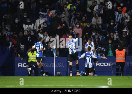 Barcelona, Spanien. 13th. Februar 2022. BARCELONA - 13. FEBRUAR: Darder von RCD Espanyol feiert, nachdem er am 13. Februar 2022 im RCDE-Stadion in Barcelona, Spanien, ein Tor beim Spiel der La Liga zwischen RCD Espanyol und Barcelona erzielt hat. (Foto von Sara Aribó/PxImages) Credit: Px Images/Alamy Live News Stockfoto