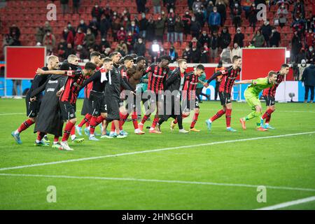 Leverkusen, Deutschland. 12th. Feb. 2022. Letzte Jubel des Leverkusener Teams, La Ola Wave, Laola, Jubel, Jubel, Joy, Cheers, Fußball 1st Bundesliga, 22nd Spieltag, Bayer 04 Leverkusen (LEV) - VfB Stuttgart (S) 4: 2, am 02/12/2022 in der BayArena Leverkusen. Die DFL-Bestimmungen von #verbieten die Verwendung von Fotos als Bildsequenzen und/oder quasi-Video # Credit: dpa/Alamy Live News Stockfoto