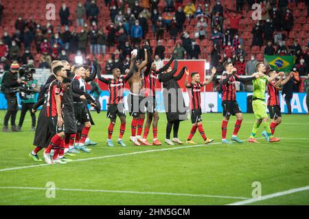 Leverkusen, Deutschland. 12th. Feb. 2022. Letzte Jubel des Leverkusener Teams, La Ola Wave, Laola, Jubel, Jubel, Joy, Cheers, Fußball 1st Bundesliga, 22nd Spieltag, Bayer 04 Leverkusen (LEV) - VfB Stuttgart (S) 4: 2, am 02/12/2022 in der BayArena Leverkusen. Die DFL-Bestimmungen von #verbieten die Verwendung von Fotos als Bildsequenzen und/oder quasi-Video # Credit: dpa/Alamy Live News Stockfoto