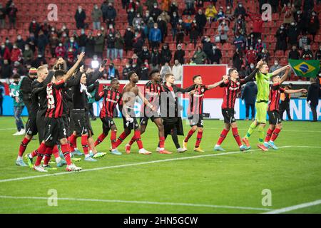 Leverkusen, Deutschland. 12th. Feb. 2022. Letzte Jubel des Leverkusener Teams, La Ola Wave, Laola, Jubel, Jubel, Joy, Cheers, Fußball 1st Bundesliga, 22nd Spieltag, Bayer 04 Leverkusen (LEV) - VfB Stuttgart (S) 4: 2, am 02/12/2022 in der BayArena Leverkusen. Die DFL-Bestimmungen von #verbieten die Verwendung von Fotos als Bildsequenzen und/oder quasi-Video # Â Credit: dpa/Alamy Live News Stockfoto