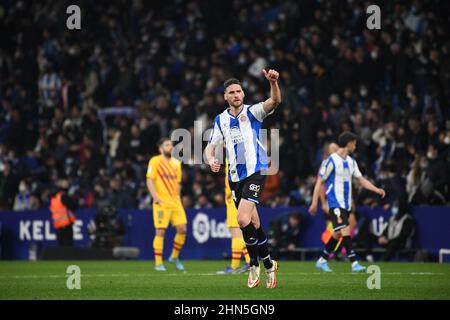Barcelona, Spanien. 13th. Februar 2022. BARCELONA - 13. FEBRUAR: Sergi Gomez von RCD Espanyol feiert, nachdem Darder am 13. Februar 2022 in Barcelona, Spanien, beim Spiel der La Liga zwischen RCD Espanyol und Barcelona im RCDE Stadium ein Tor erzielt hat. (Foto von Sara Aribó/PxImages) Credit: Px Images/Alamy Live News Stockfoto