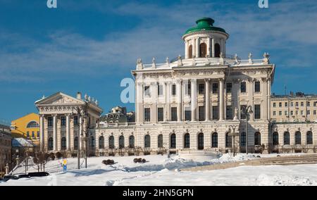 Neoklassizistisches Gebäude des Paschkow-Hauses in Moskau am Wintertag Stockfoto