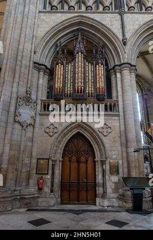 Detail von Eingang und Orgel in Beverley Minster in Beverley, East Riding of Yorkshire, UK. Stockfoto