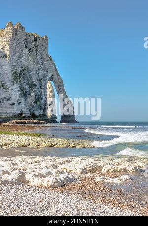 Der natürliche Bogen der Porte d'Aval beherbergt (der Legende nach) die Schätze der französischen Könige in Étretat, Frankreich Stockfoto