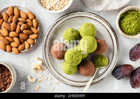 Vegane Protein Matcha Grüner Tee Kugeln oder Trüffel auf einem Teller. Hausgemachte gesunde Süßigkeiten Stockfoto