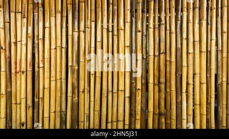 Alte braune Ton Bambus einfache Wand oder Bamboo Zaun Textur Hintergrund für Innen-oder Außenbereich Design Vintage Ton. Hintergrund mit braunen Bambusstäben Stockfoto