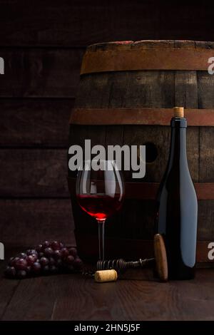 Flasche Rotwein und Weinglas auf Wodden Lauf Stockfoto