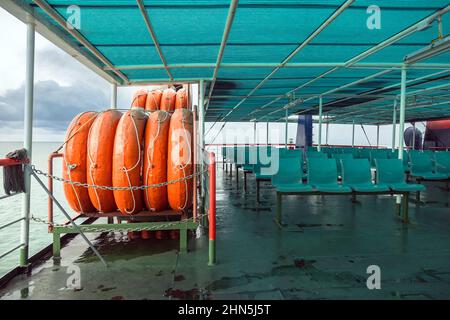 Orange aufblasbare Rettungsboote auf dem Fährendeck für Notfälle und Seeunfälle. Rettungsboot, Floß auf dem Dach einer Fähre. Rettungsboote auf großem Schiff Stockfoto