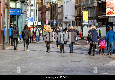 Dundee, Tayside, Schottland, Großbritannien. 14th. Februar 2022. Wetter in Großbritannien: Am Valentinstag wurden in Teilen von Nordostschottland Temperaturen von bis zu 9 Grad Celsius registriert. Die Lockerung der Omicron-Grenzen stellt einen Wendepunkt im Kampf gegen Covid-Regeln dar, da Gesichtsbezüge nicht mehr draußen, sondern im Innenbereich Gesichtsmasken erforderlich sind. An einem milden und strahlenden Valentinstag treffen sich Einheimische im Stadtzentrum von Dundee mit Freunden und Shoppen. Kredit: Dundee Photographics/Alamy Live Nachrichten Stockfoto