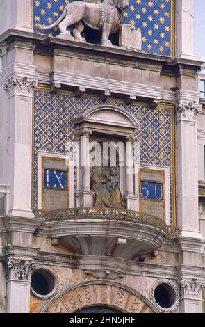 TORRE DEL RELOJ DE SAN MARCOS 1496 - DETALLE DE LA HORNACINA DE LA VIRGEN CON EL NIÑO. Autor: MAURO CODUSSI. ORT: TORRE DEL RELOJ DE SAN MARCOS. Venedig. ITALIEN. JUNGFRAU MARIA. Stockfoto