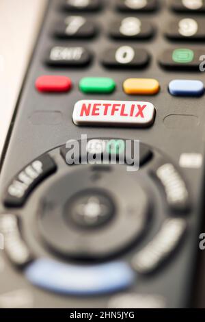 Netflix-Taste auf einer TV-Fernbedienung in Nahaufnahme selektive Fokus Konzept eines Media-Streaming-Abonnement-Service und Home Entertainment Stockfoto