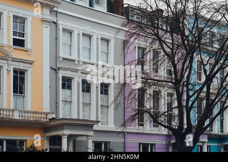 Reihe von bunten Reihenhäusern in Primrose Hill, North London, Großbritannien. Stockfoto