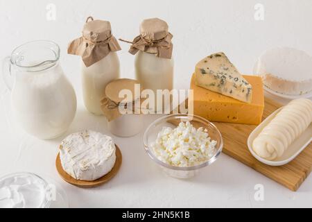 Frische Milchprodukte hausgemachte Naturprodukte für den täglichen Verzehr. Milch, Quark, Käse, Joghurt in verschiedenen Gerichten auf weißem Hintergrund Stockfoto