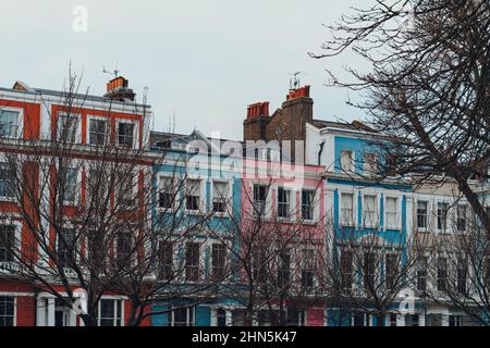 Reihe pastellfarbener Reihenhäuser in Primrose Hill, North London, Großbritannien. Stockfoto