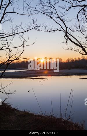 Sonnenuntergang auf einem Fluss im Winter Stockfoto
