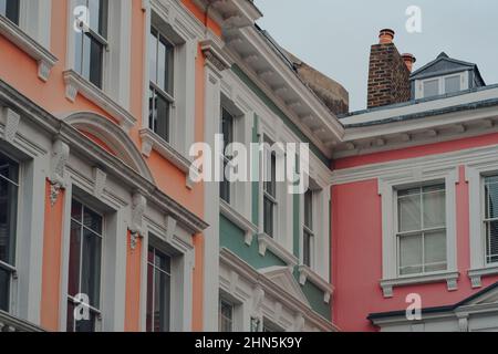 Pastellfarbene Reihenhäuser in Primrose Hill, North London, Großbritannien. Stockfoto