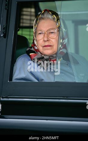 Die Königin sah Prinz Phillip bei Carriage Racing, Royal Windsor Horse Show, Windsor, Berkshire, an. Großbritannien Mai 1991 Stockfoto