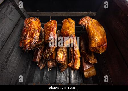 Traditionell geräuchertes Fleisch in einem Smokehouse, Food-Konzept Stockfoto