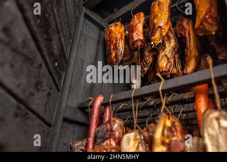Traditionell geräuchertes Fleisch in einem Smokehouse, Food-Konzept Stockfoto