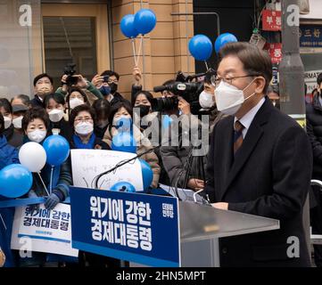 Seoul, Südkorea. 14th. Februar 2022. Der südkoreanische Präsidentschaftskandidat Lee Jae-myung von der regierenden Demokratischen Partei spricht während einer Pressekonferenz am 14. Februar 2022 in Seoul, Südkorea. Die Präsidentschaftswahlen des Landes sind für März 9 geplant. (Foto von Lee Young-ho/Sipa USA) Quelle: SIPA USA/Alamy Live News Stockfoto