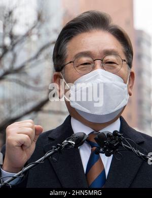 Seoul, Südkorea. 14th. Februar 2022. Der südkoreanische Präsidentschaftskandidat Lee Jae-myung von der regierenden Demokratischen Partei spricht während einer Pressekonferenz am 14. Februar 2022 in Seoul, Südkorea. Die Präsidentschaftswahlen des Landes sind für März 9 geplant. (Foto von Lee Young-ho/Sipa USA) Quelle: SIPA USA/Alamy Live News Stockfoto