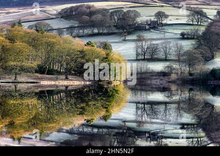 Ashes Farm mit Reflexionen über Ladybower Stockfoto