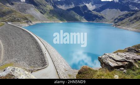 Stausee zwischen den Bergen in den österreichischen alpen Stockfoto