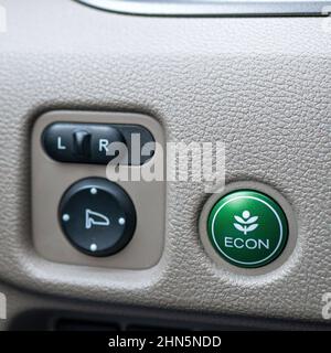 BRAINERD, MN - 26. DEZEMBER 2019: Nahaufnahme der Econ-Taste in einem Honda-Auto Stockfoto