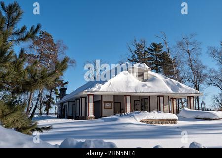 BEMIDJI, MN - 5 JAN 2020: Verschneite Parkanlage an einem sonnigen Wintertag Stockfoto