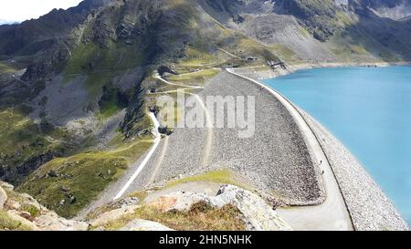 Stausee zwischen den Bergen in den österreichischen alpen Stockfoto