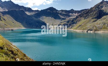 Stausee zwischen den Bergen in den österreichischen alpen Stockfoto