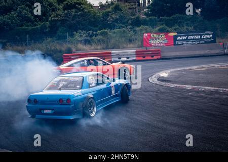 Ein Drifting Showdown zwischen Nissan R32 und Nissan 180SX Stockfoto