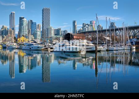 Vancouver, British Columbia, Kanada – 13. Februar 2022. Granville Island Marina Blue Sky Reflections. Yachten in Granville Island Marina an einem sonnigen af Stockfoto