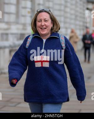 London, England, Großbritannien. 14th. Februar 2022. Die Außenministerin für internationalen Handel und Präsidentin des Handelsrates ANNE-MARIE TREVELYAN wird vor dem Kabinett in Jeans und einem Pullover mit der St. George-Flagge gesehen. (Bild: © Tayfun Salci/ZUMA Press Wire) Bild: ZUMA Press, Inc./Alamy Live News Stockfoto