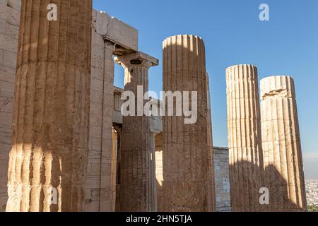 Athen, Griechenland. Die Propylaea, das monumentale Tor zur Akropolis von Athen, das vom athenischen Führer Pericles in Auftrag gegeben wurde Stockfoto