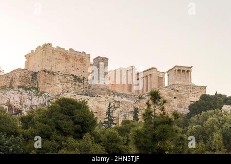 Athen, Griechenland. Die Propylaea, das monumentale Tor zur Akropolis von Athen, das vom athenischen Führer Pericles in Auftrag gegeben wurde Stockfoto